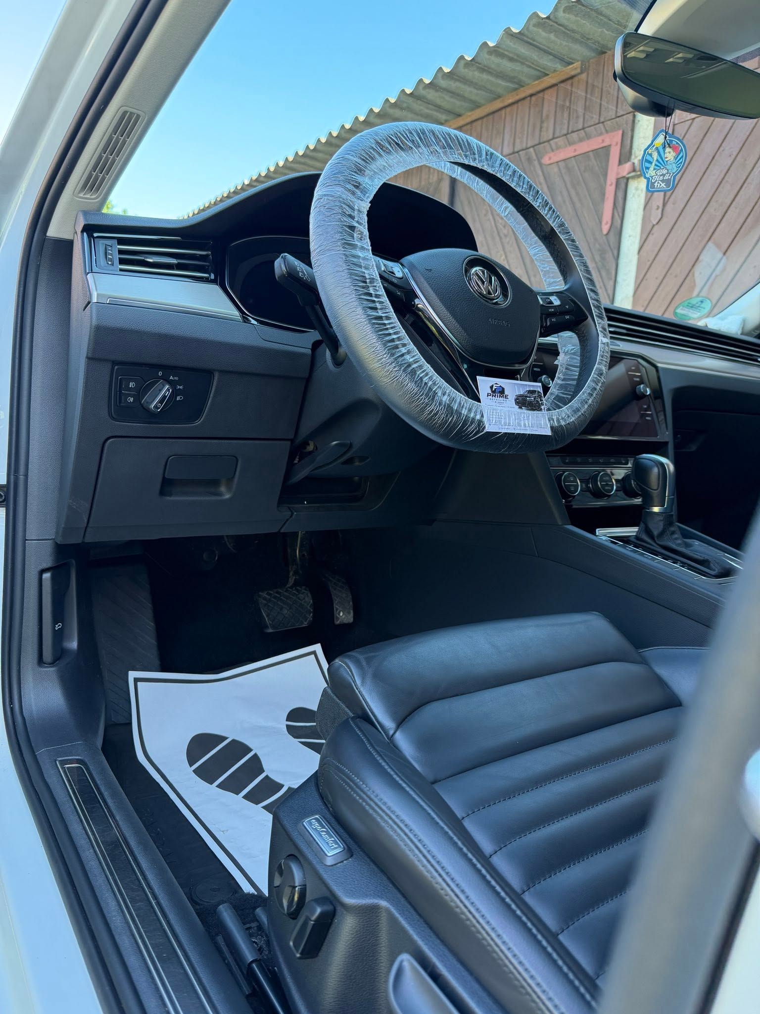 Fred Petrosjan bei der Fahrzeugaufbereitung eines VW Passat bei Prime Detailing Wismar
