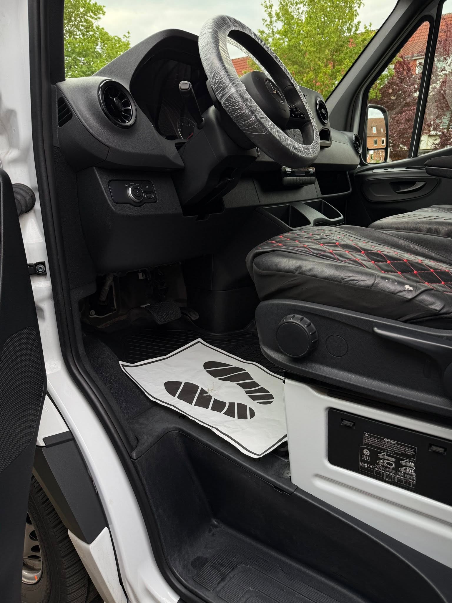 Mercedes Sprinter Innenraum nach der Aufbereitung mit Fußraumschutz